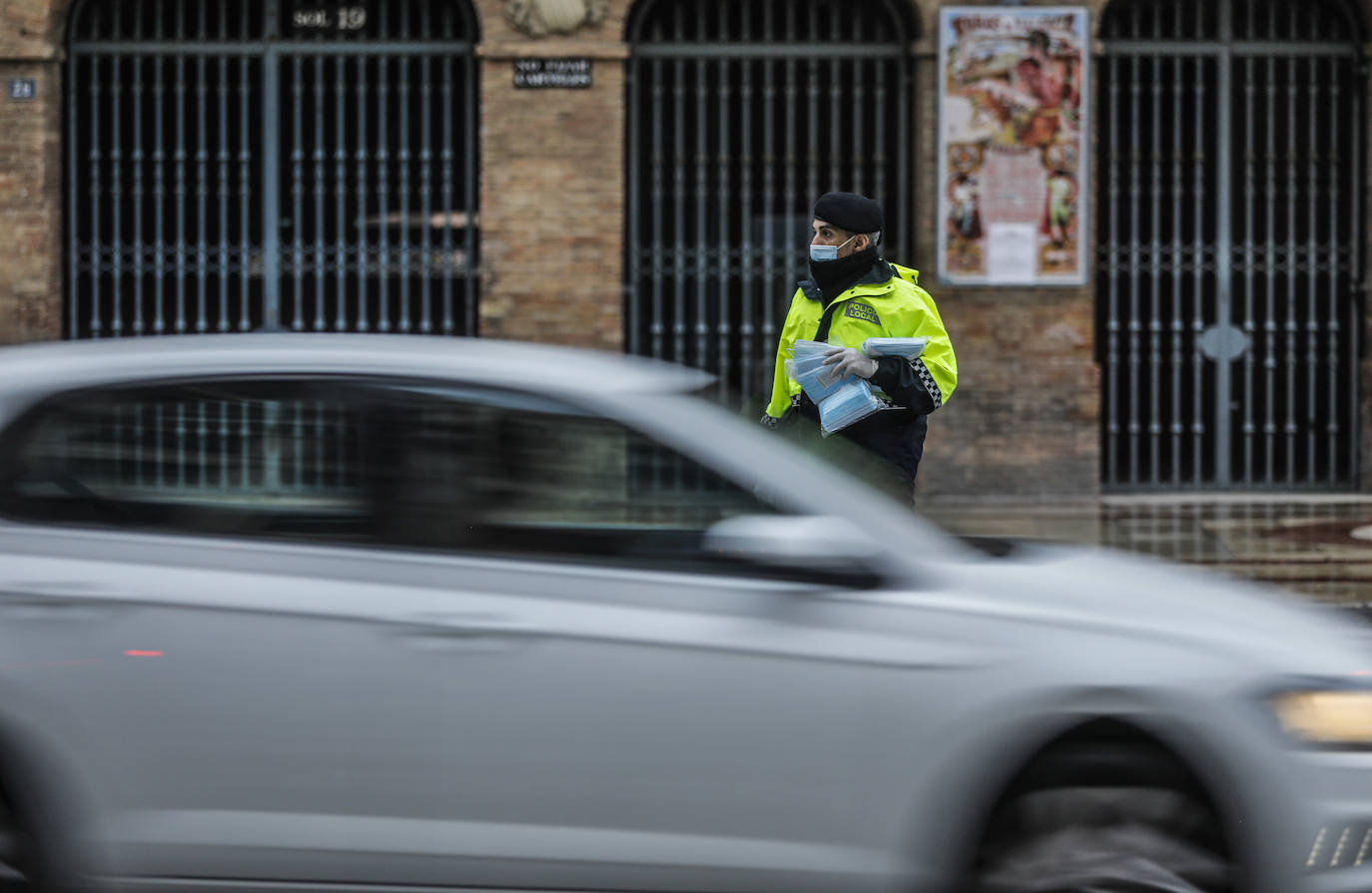 Policías y guardias civiles distribuyen mascarillas en estaciones de tren, cercanías, metros y autobuses a las personas que emplean el transporte público para acudir a sus puestos de trabajo en el primer día laborable tras la Semana Santa. 