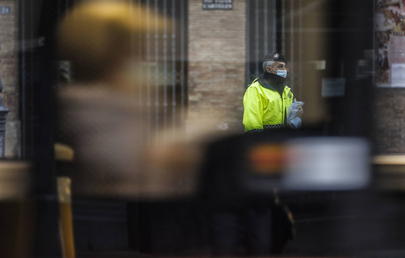 Policías y guardias civiles distribuyen mascarillas en estaciones de tren, cercanías, metros y autobuses a las personas que emplean el transporte público para acudir a sus puestos de trabajo en el primer día laborable tras la Semana Santa. 