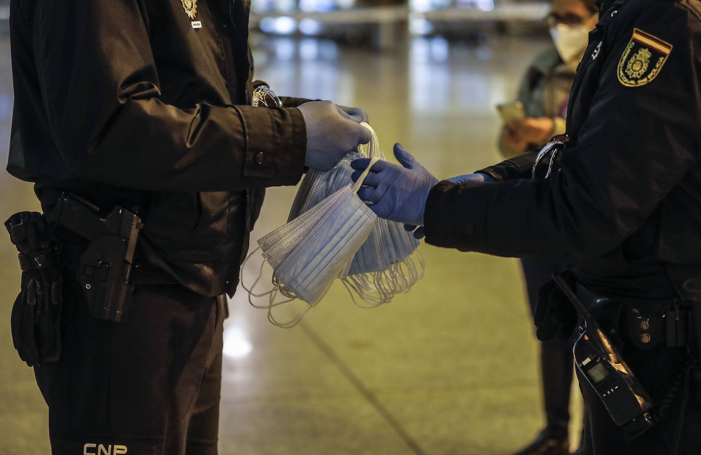 Policías y guardias civiles distribuyen mascarillas en estaciones de tren, cercanías, metros y autobuses a las personas que emplean el transporte público para acudir a sus puestos de trabajo en el primer día laborable tras la Semana Santa. 