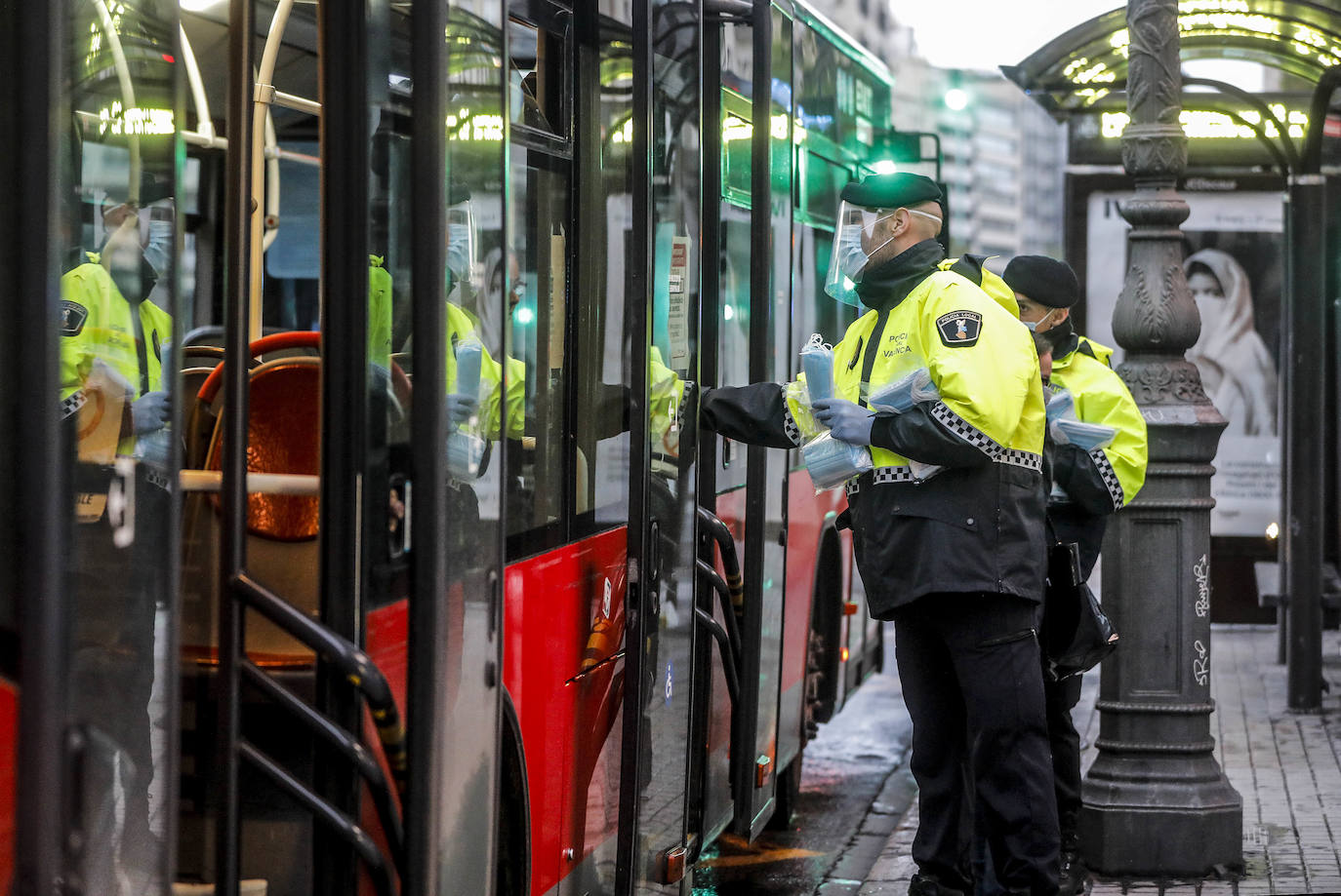 Policías y guardias civiles distribuyen mascarillas en estaciones de tren, cercanías, metros y autobuses a las personas que emplean el transporte público para acudir a sus puestos de trabajo en el primer día laborable tras la Semana Santa. 