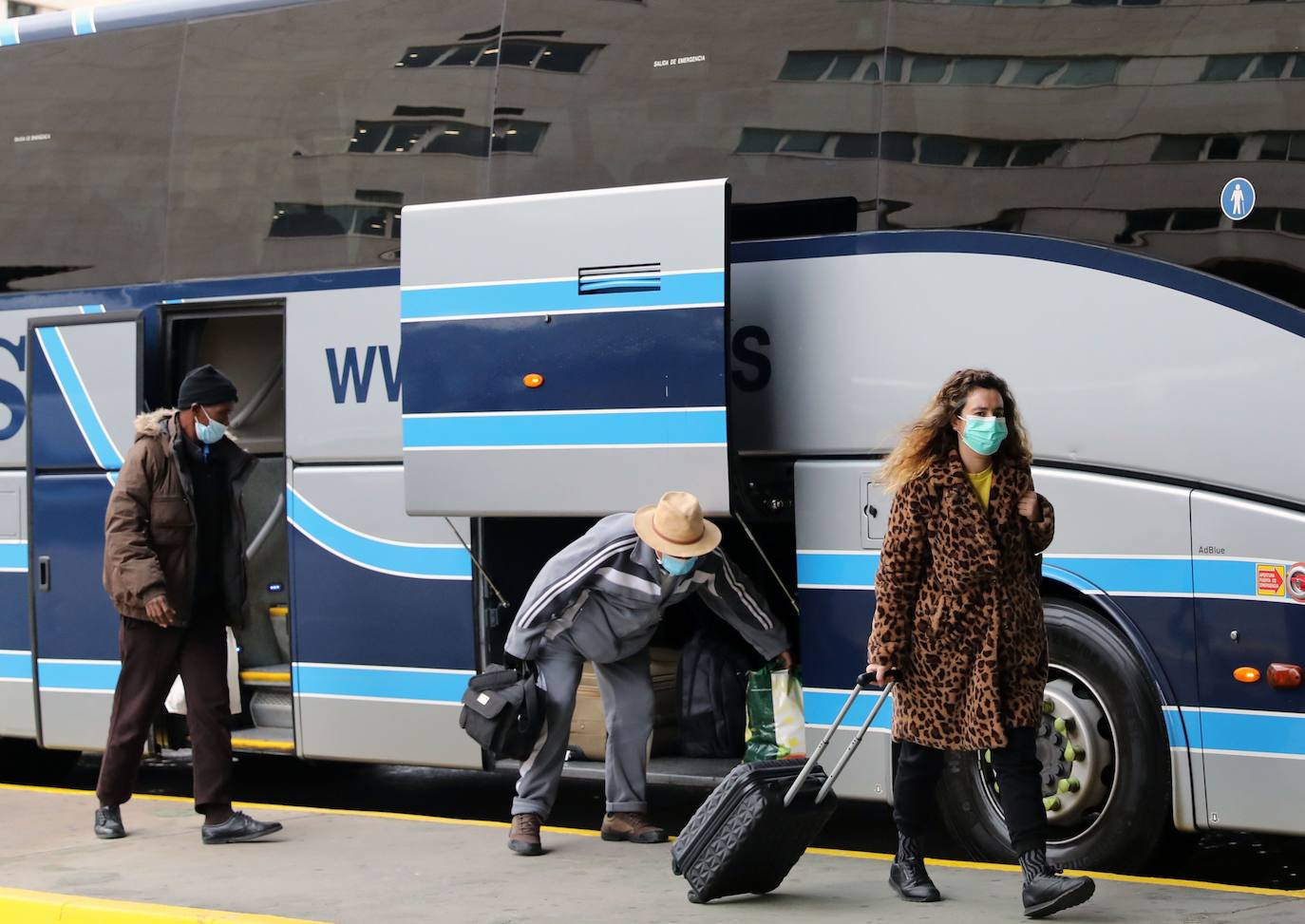 Policías y guardias civiles distribuyen mascarillas en estaciones de tren, cercanías, metros y autobuses a las personas que emplean el transporte público para acudir a sus puestos de trabajo en el primer día laborable tras la Semana Santa. 