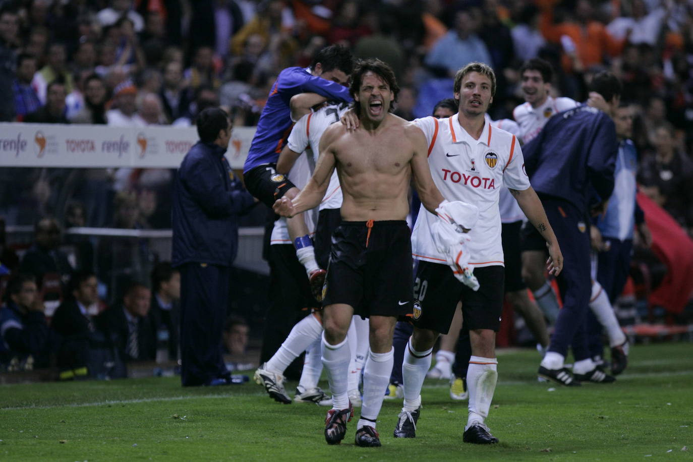 Morientes redondeó la victoria valencianista a cinco minutos del final