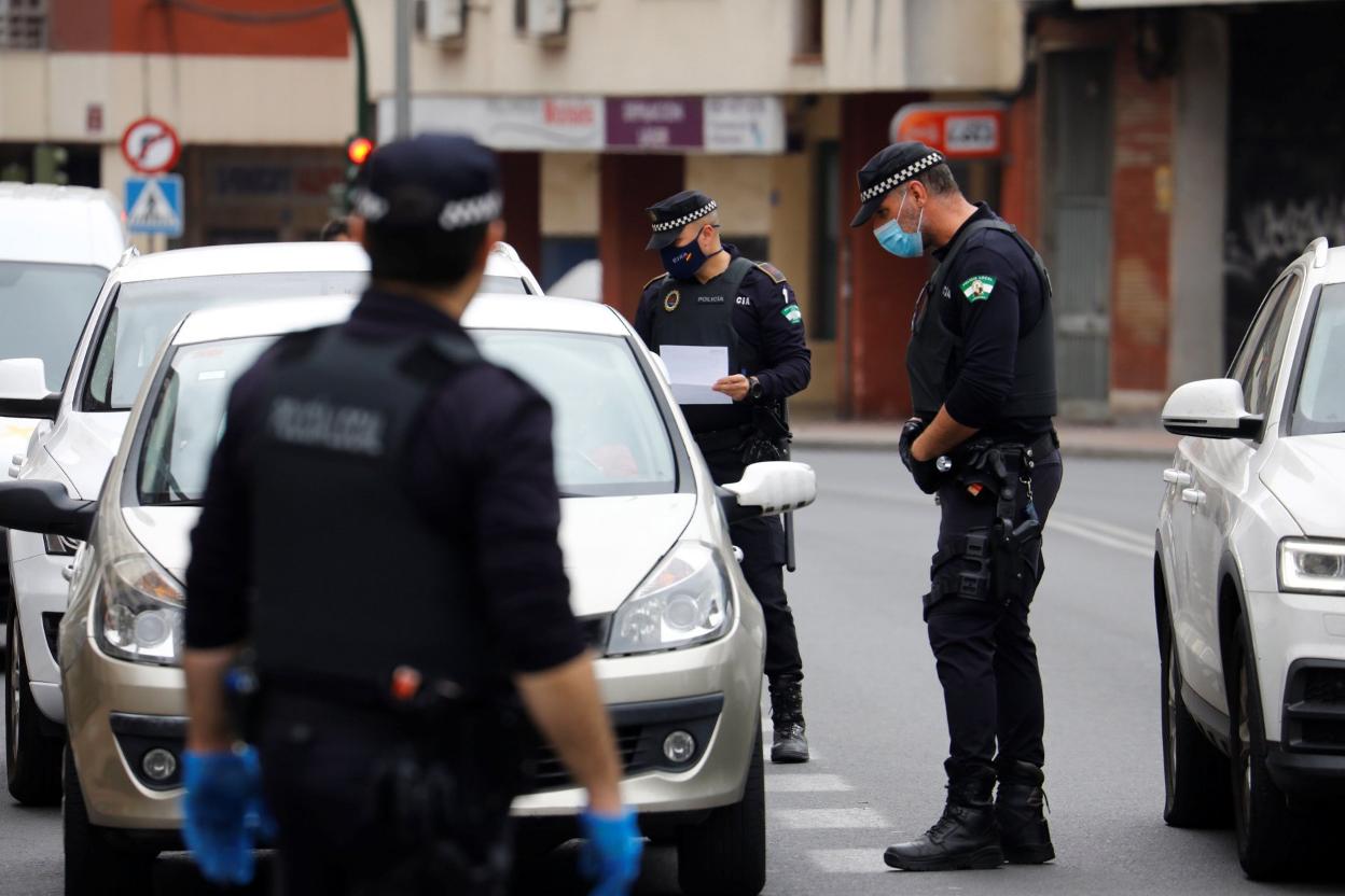 La Policía Local de Córdoba identifica a un conductor y supervisa su justificante la mañana de este lunes. efe