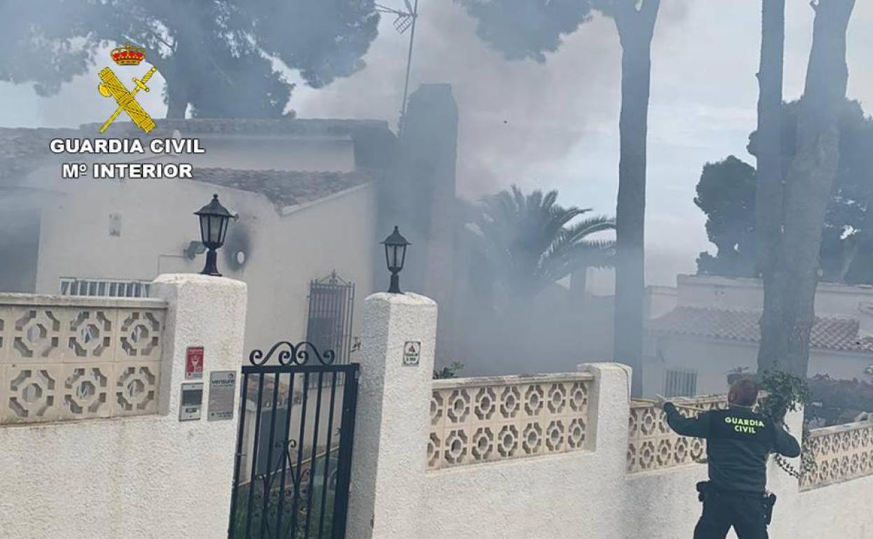 Un agente de la Guardia Civil intenta sofocar el incendio.