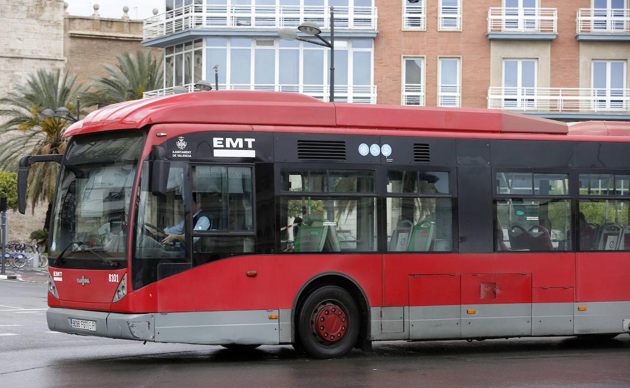 Un autobús de la EMT recorre las calles de Valencia en una imagen reciente