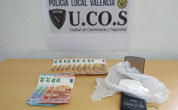 Detenido tras tirar por la ventanilla 52 gramos de cocaína y 510 euros al percatarse de un control de la Policía Local de Valencia