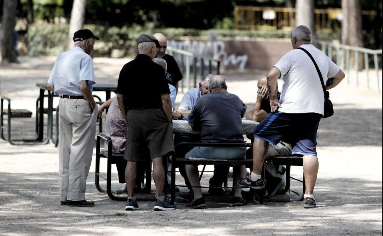 Pensionistas en un parque.