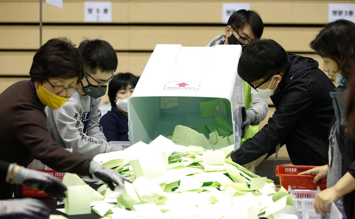 Recuento de los voto en una mesa electoral de Corea del Sur.