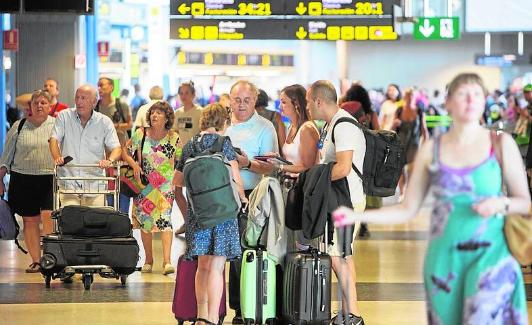 Pasajeros en el aeropuerto de Manises. Damián Torres