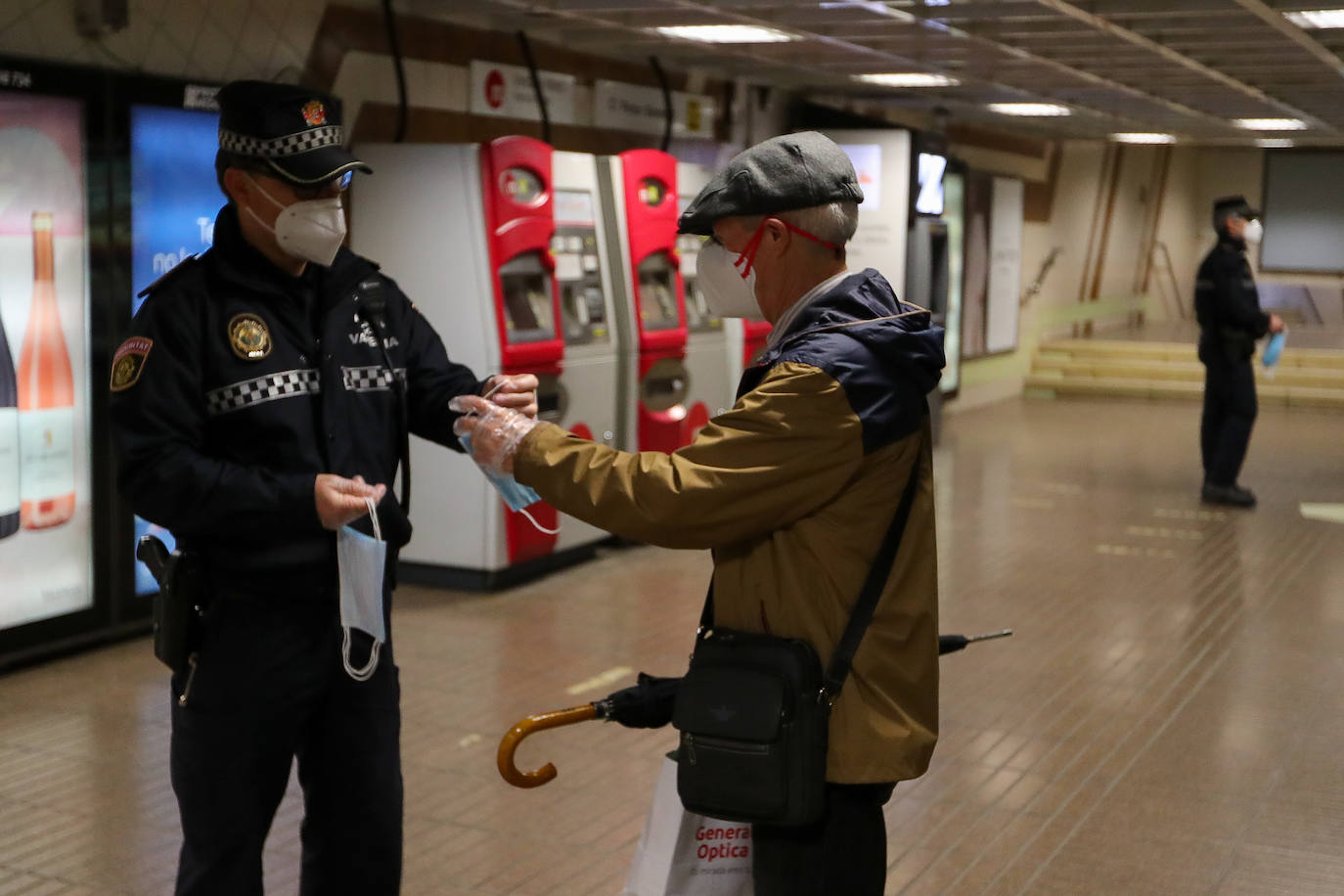 Policías y guardias civiles distribuyen mascarillas en estaciones de tren, cercanías, metros y autobuses a las personas que emplean el transporte público para acudir a sus puestos de trabajo en el primer día laborable tras la Semana Santa. 