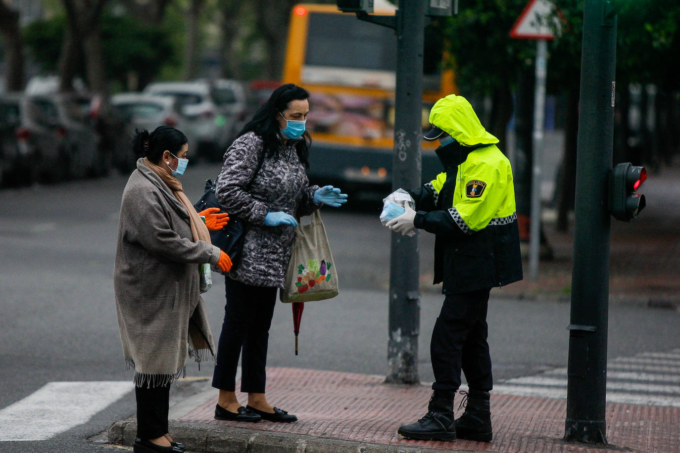 Policías y guardias civiles distribuyen mascarillas en estaciones de tren, cercanías, metros y autobuses a las personas que emplean el transporte público para acudir a sus puestos de trabajo en el primer día laborable tras la Semana Santa. 