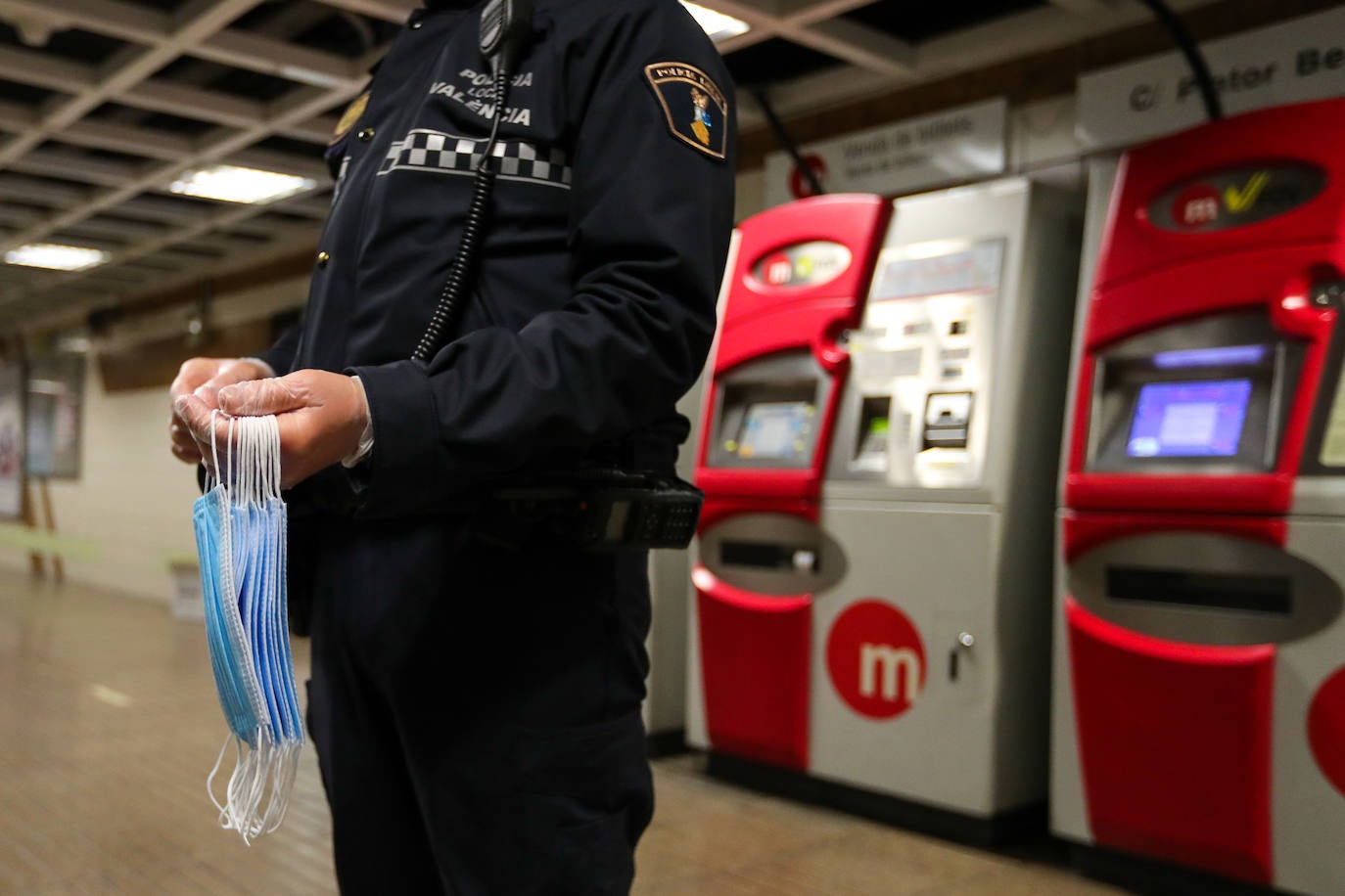 Policías y guardias civiles distribuyen mascarillas en estaciones de tren, cercanías, metros y autobuses a las personas que emplean el transporte público para acudir a sus puestos de trabajo en el primer día laborable tras la Semana Santa. 