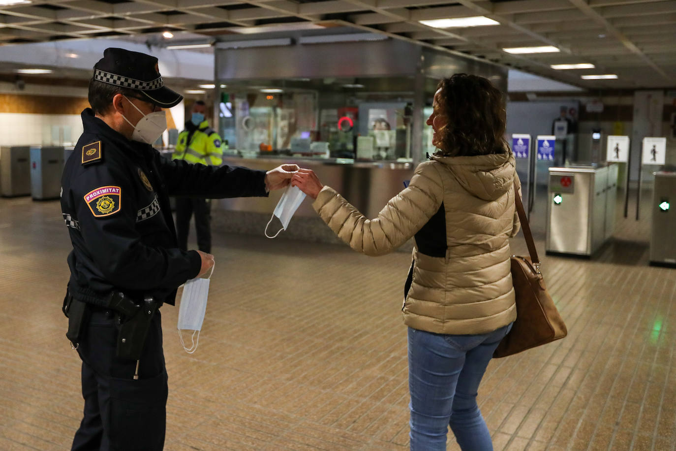 Policías y guardias civiles distribuyen mascarillas en estaciones de tren, cercanías, metros y autobuses a las personas que emplean el transporte público para acudir a sus puestos de trabajo en el primer día laborable tras la Semana Santa. 