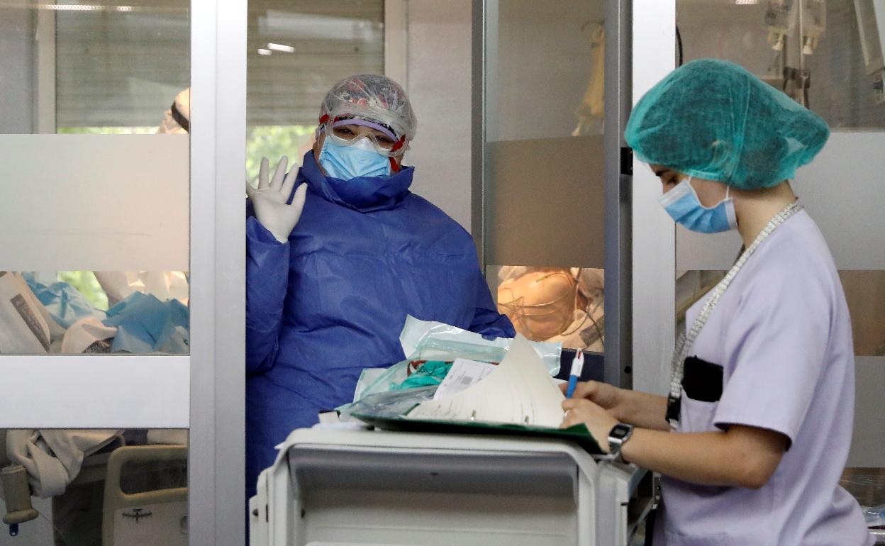 Dos sanitarias en una UCI de un hospital valenciano. 