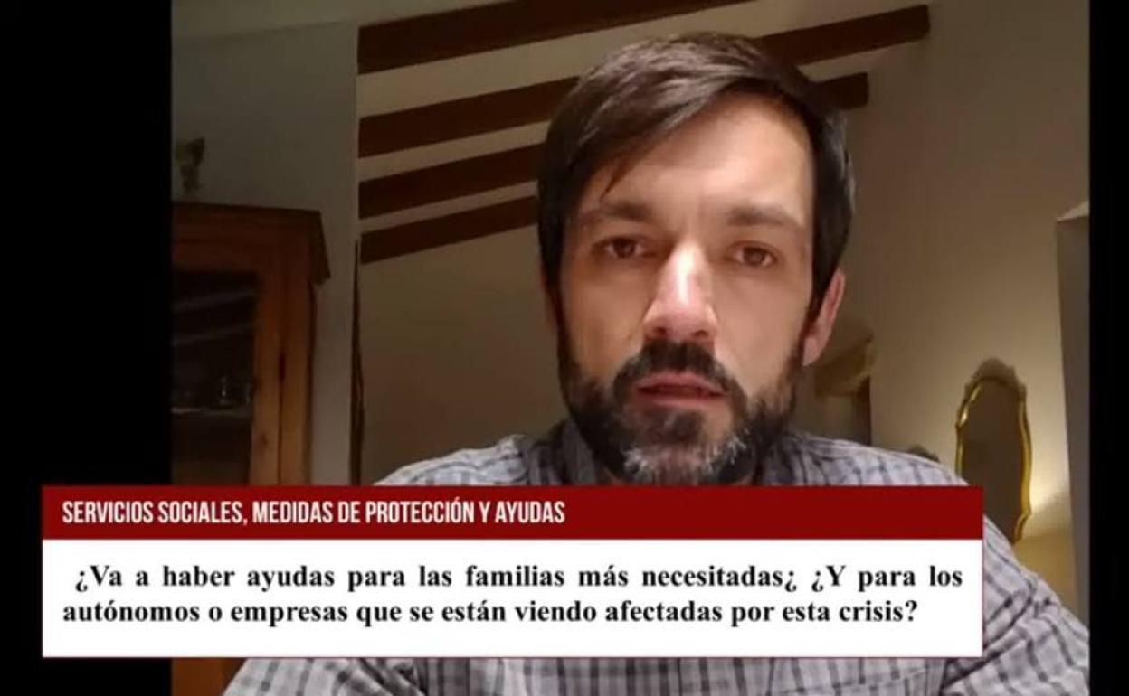 El alcalde de Poble Nou de Benitatxell, Miguel Ángel García, durante su comparecencia digital ante los vecinos.