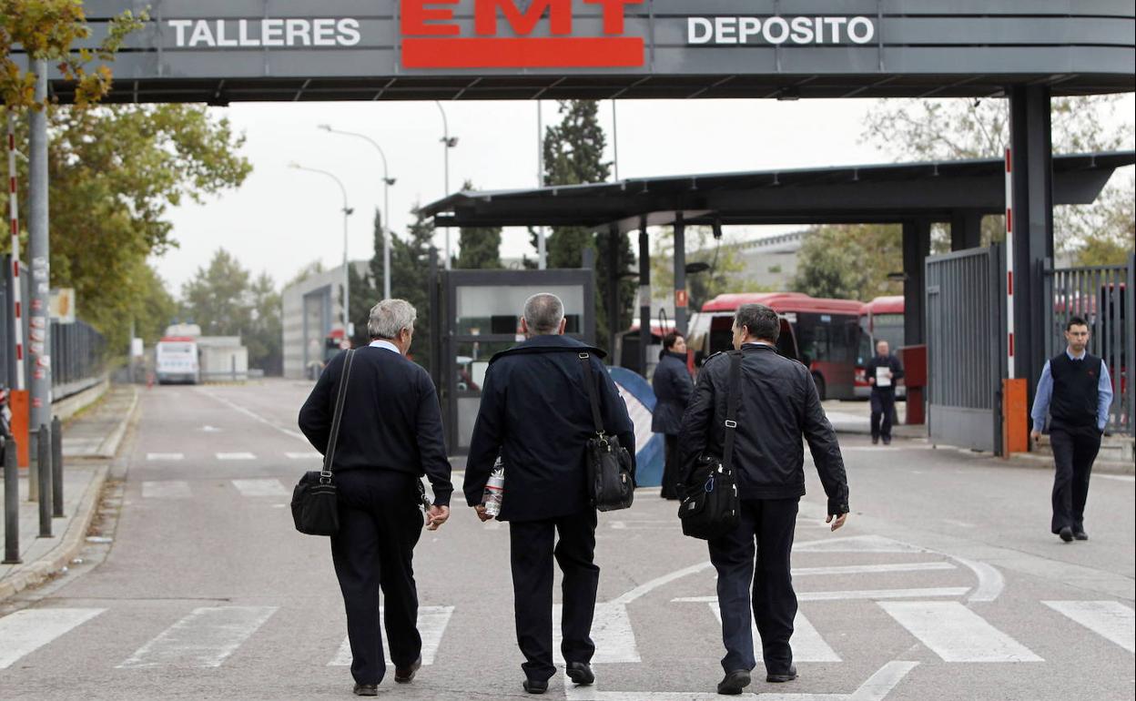 Conductores entran a las cocheras de San Isidro. 