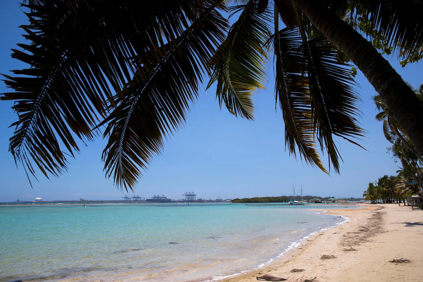 Vista de la turística playa Boca Chica (República Dominicana), la cual se encuentra vacía debido a la cuarentena decretada por la crisis del coronavirus. 