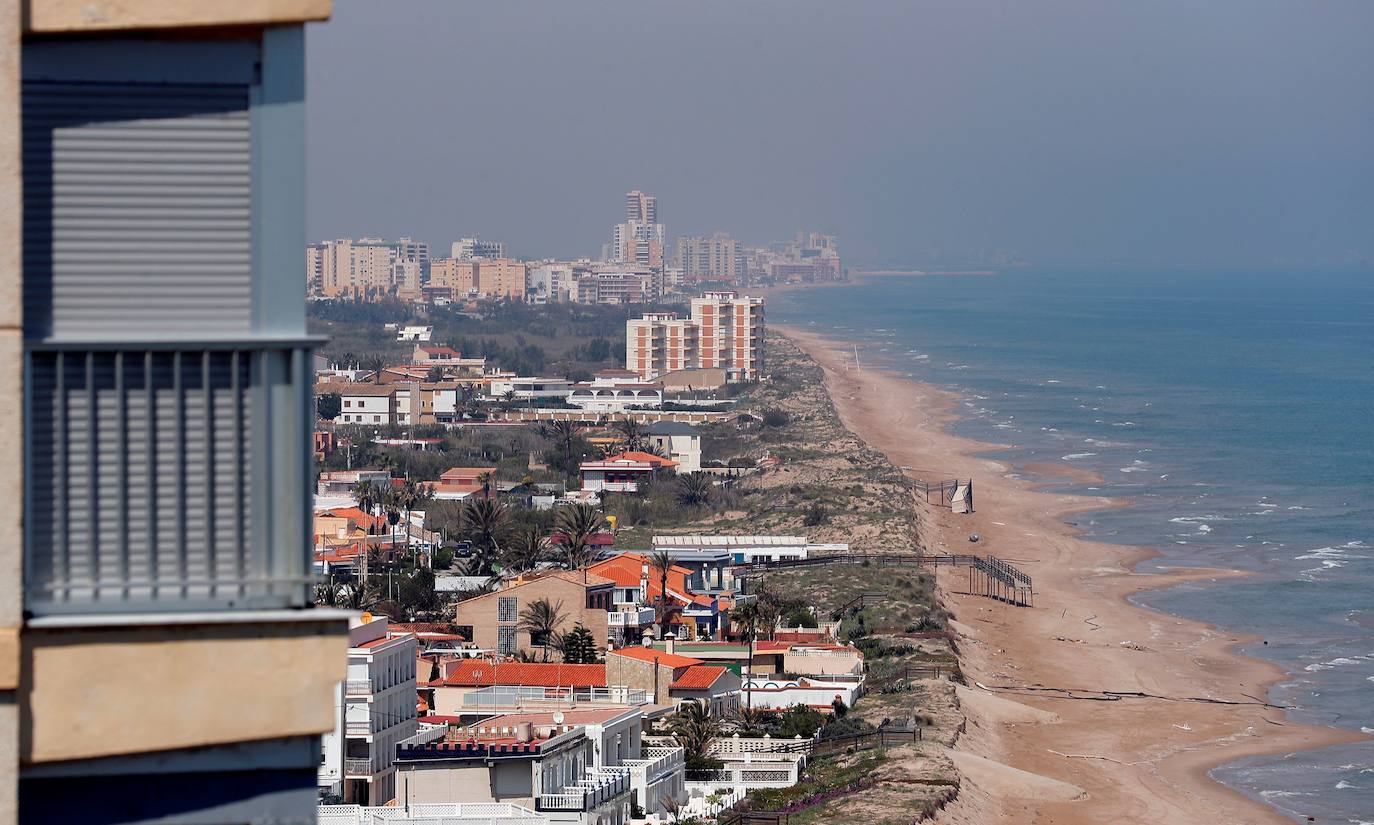 Vista general de las playas al norte de Cullera completamente vacías. 