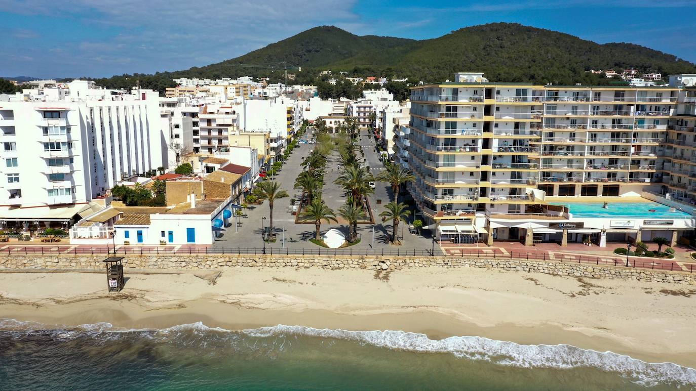 Vista de las playas de Santa Eulalia (Ibiza). 