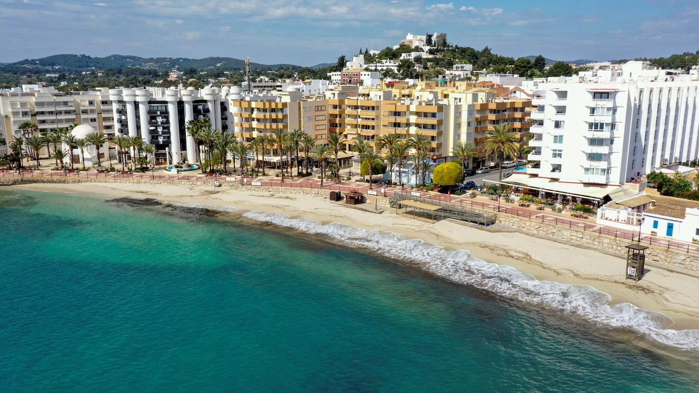 Vista de las playas de Santa Eulalia (Ibiza). 