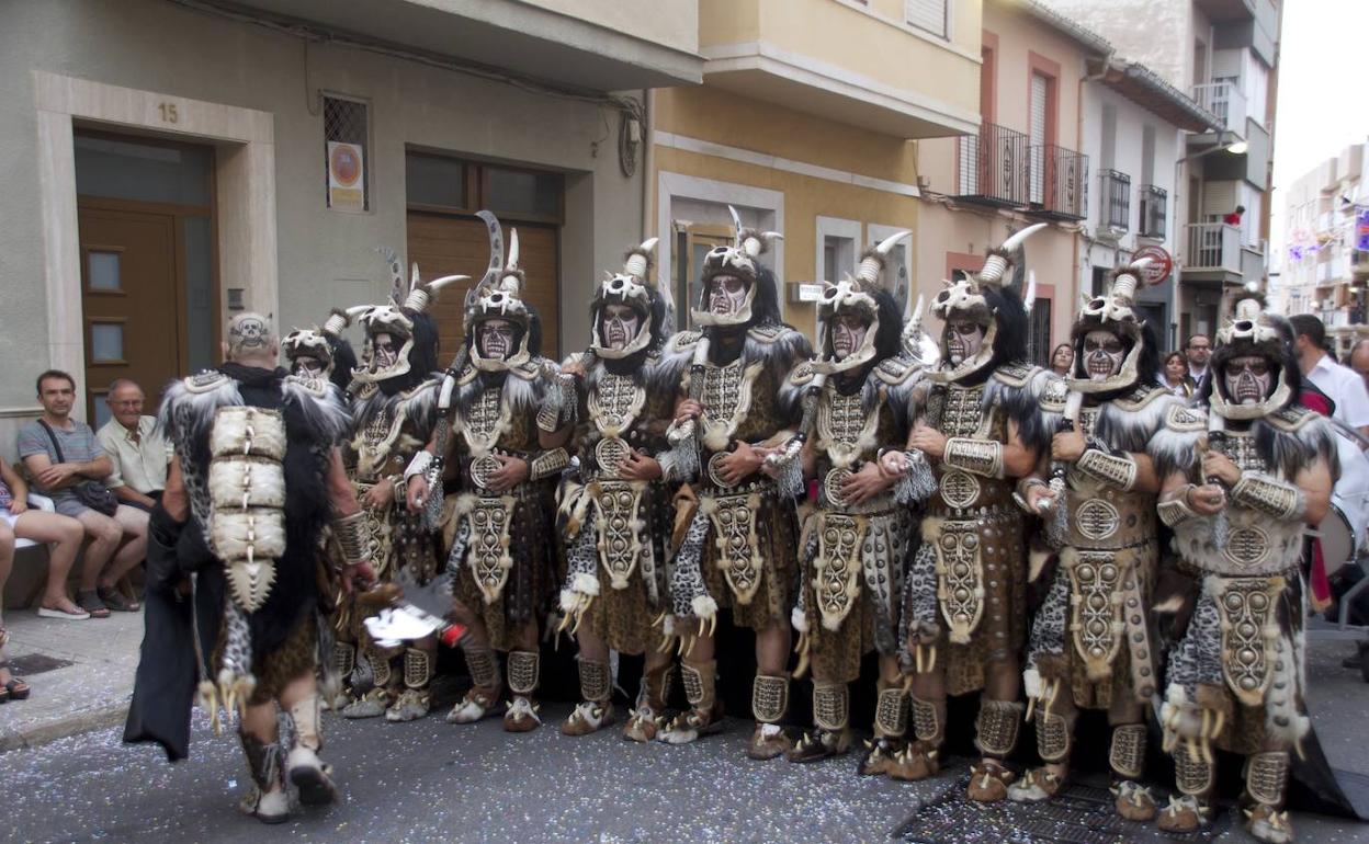 La filà cristiana Albardins en uno de los últimos desfiles celebrados en Pego.