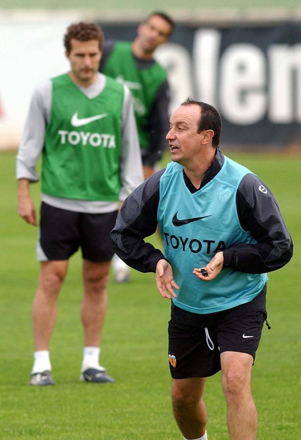 El técnico da instrucciones, con Baraja al fondo