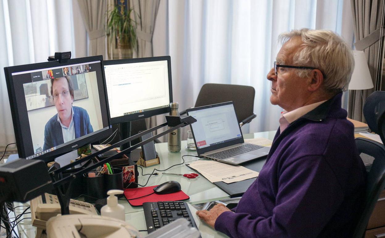 Joan Ribó, en una videoconferencia reciente que mantuvo con otros alcaldes