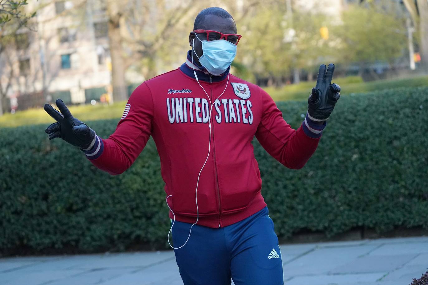 Ya no hay béisbol, ni carruajes de caballos, ni hordas de turistas. Han sido reemplazados por el canto de los pájaros, caminatas solitarias y un renovado aprecio por la belleza del Central Park durante la cuarentena de Nueva York debido al coronavirus. El virus ha matado hasta ahora a más de 12.000 personas en el estado de Nueva York, de un total de más de 223.000 casos confirmados. 