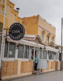 Imagen secundaria 2 - La Alquería de la Seu (Picanya). El restaurante está en el recinto polideportivo de Picanya y lo regentan tres amigos que iniciaron su andadura en la arrocería La Seu en El Saler. | Casa Navarro (Alboraya). Enrique Navarro creció viendo a sus padres hacer paellas y años después trasladó su negocio a La Patacona tras restaurar un antiguo chalé. | Restaurante en el paseo marítimo de Valencia, con la terraza desierta y las sillas apiladas dentro del local.