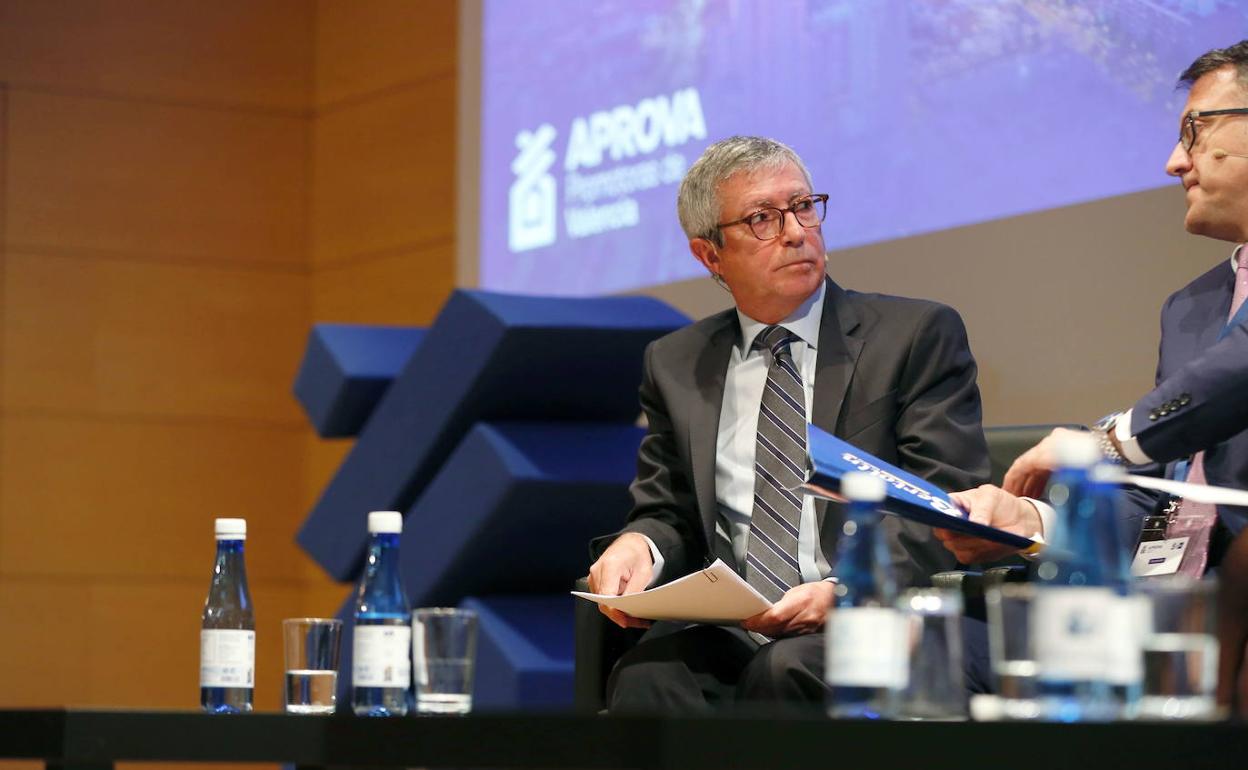 Alejandro Escribano, a la izquierda, durante una conferencia 