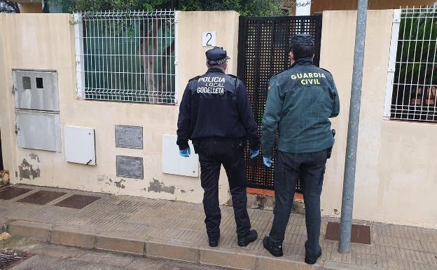 Un policía local y una guardia civil en un servicio conjunto. 