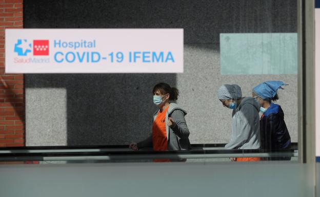 Sanitarios, en el hospital provisional de Ifema. 