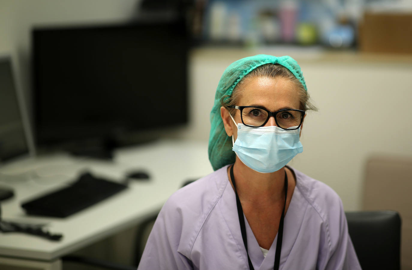 No quieren ser héroes, son profesionales que luchan en el lado más duro. Donde las vidas, sin metáforas ni adornos, están en juego. El personal del Hospital La Fe, como el del resto de centros sanitarios valencianos, reclama información clara sobre el Covid y medidas eficaces para garantizar su salud y la de sus familiares. 