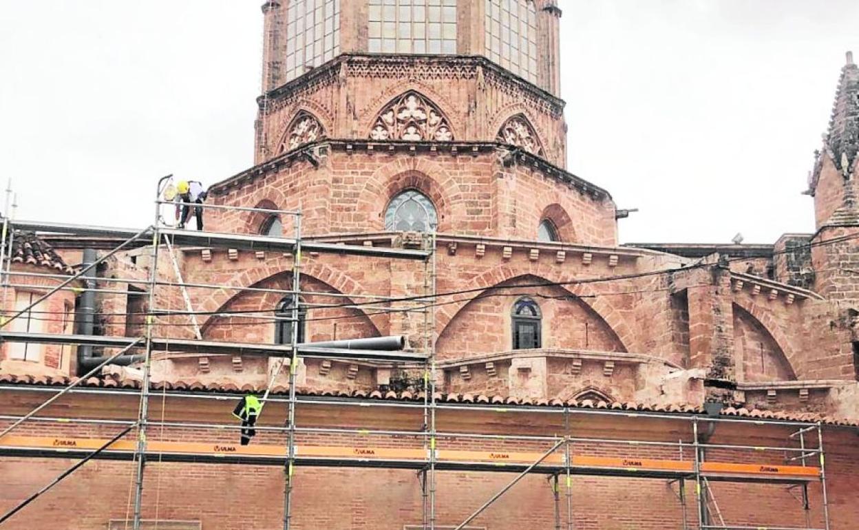 Dos obreros trabajan en el andamio instalado en la Catedral.