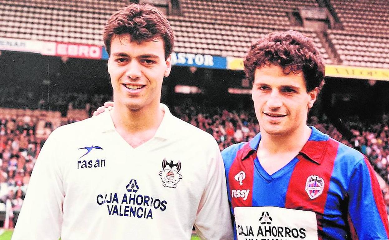 José Vicente Cuixart, con la camiseta del Levante, junto a su hermano Enrique 