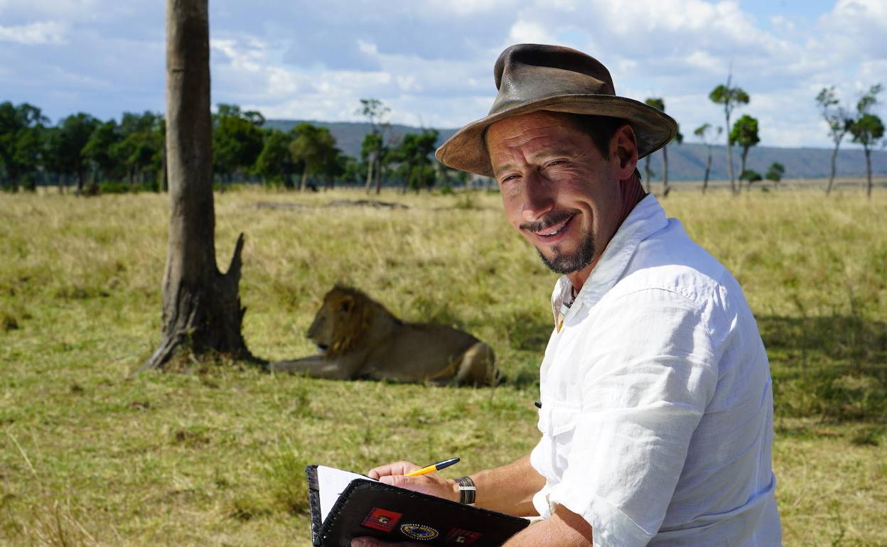 Un naturalista español logra que los leones le consideren uno de los suyos