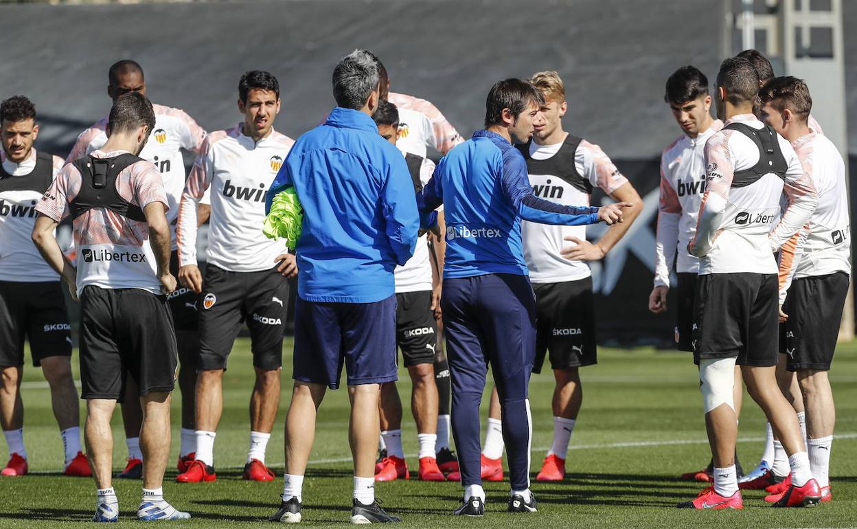 Celades conversa con sus jugadores durante un entrenamiento 