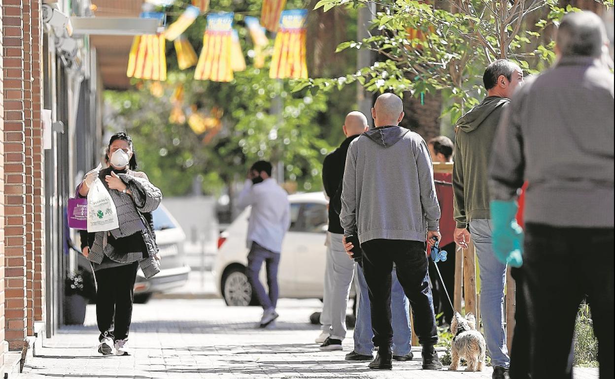 Una de las habituales colas ayer frente a las farmacias para retirar mascarillas.