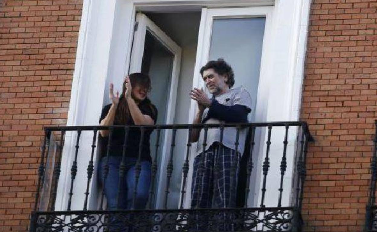 Joaquín Sabina y Jimena Coronado rinden homenaje a los sanitarios y salen a aplaudir el pasado 8 de abril. 