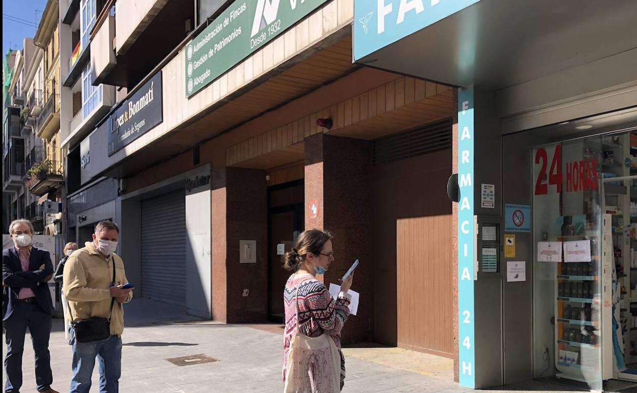 Cola en una farmacia de la ciudad de Valencia para conseguir mascarillas. 