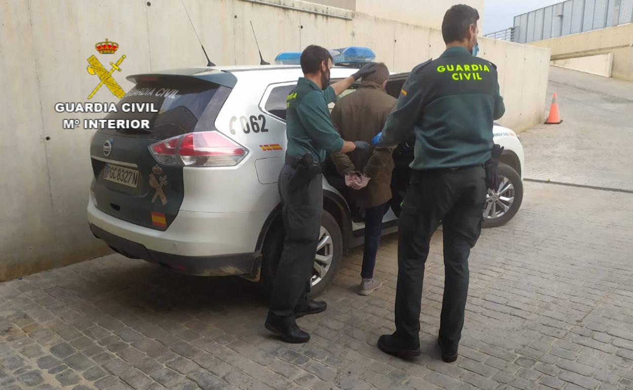 La Guardia Civil detiene a un hombre por robar en comercios locales de Santa Pola. 