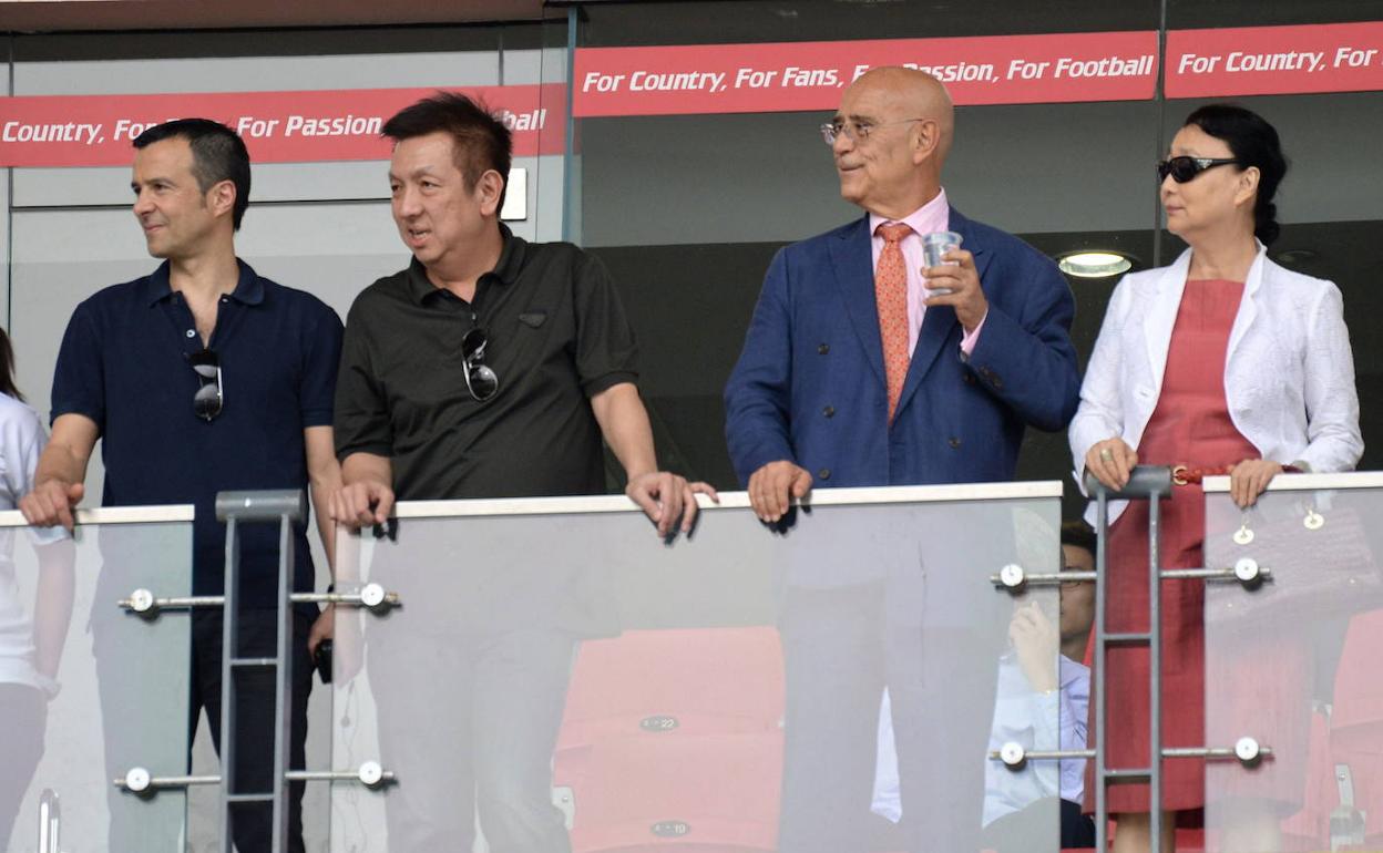 Peter Lim, junto a Jorge Mendes, presencian un clínic de fútbol en Singapur