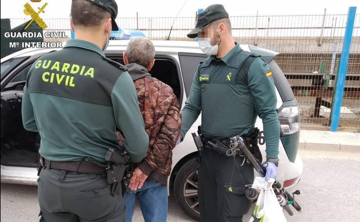 Detenido en Torrevieja por saltarse cuatro veces el confinamiento para ir a pescar