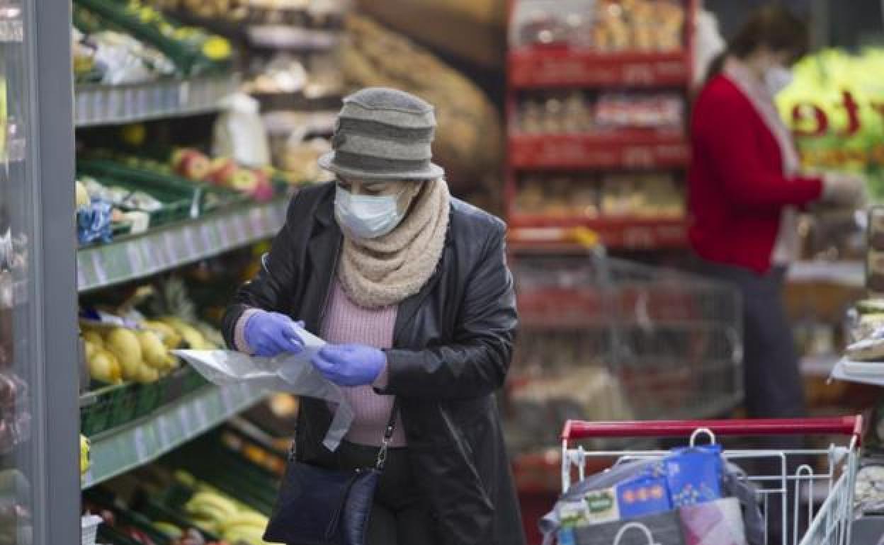 Una mujer compra en un supermercado.