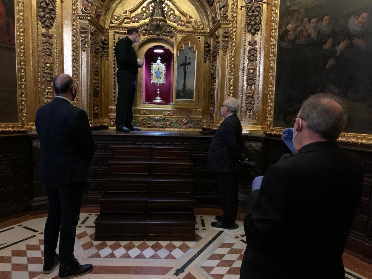 Prueba de las cuatro llaves que abren juntas el camarín que guarda la Santa Faz, ayer en el monasterio. lp 