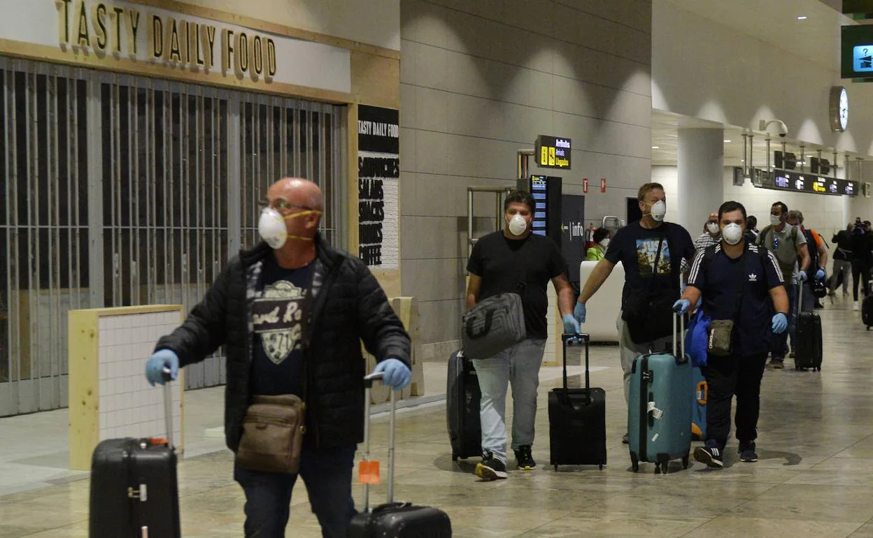 Un grupo de pasajeros llega al aeropuerto de Alicante