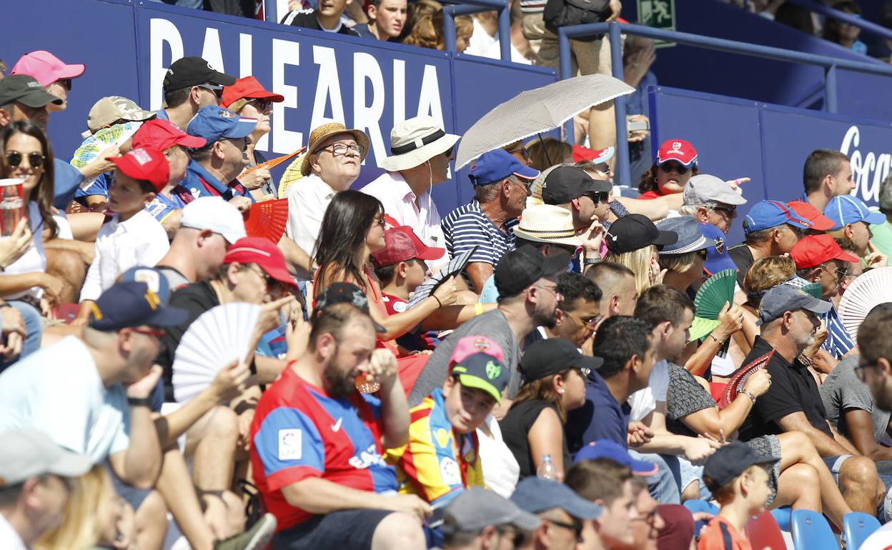 Aficionados del Levante, en la grada del Ciutat de València.