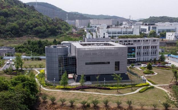 Laborario P4 de Wuhan. Un moderno edificio de 3.000 metros cuadrados y unas cinco plantas de altura conectado en una de sus esquinas a una torre circular con ventanas tintadas. 