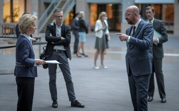 Ursula von der Leyen charla con Charles Michel, a distancia, este jueves en Bruselas.