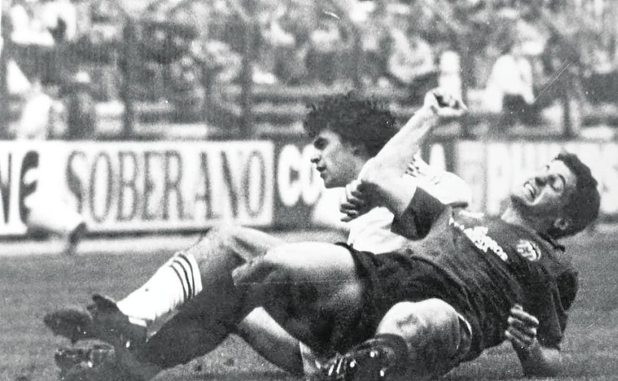 Valentía. Cuxart pugna con Sanchis en un Real Madrid-Valencia disputado en el Bernabéu en la temporada 84-85.